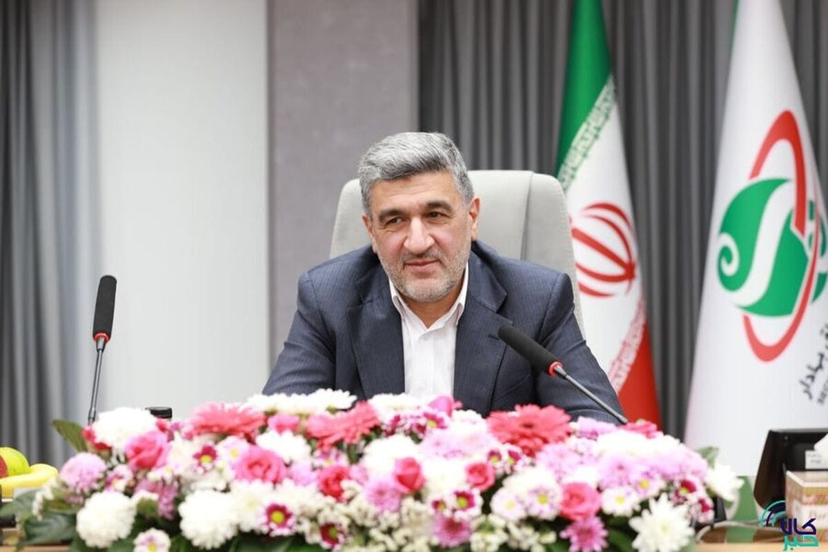 💢 شرط‌های بازگشایی بازار سهام اعلام شد

♨️ حجت‌اله صیدی، رئیس سازمان بورس و اوراق بهادار، در گفت‌وگو با صداوسیما درباره آخرین وضعیت بازگشایی بازار سهام اظهار کرد: نخستین شرط برای بازگشایی، افشای اطلاعات از سوی شرکت‌هاست که در دو بخش در حال پیگیری است.

1️⃣ بخش اول مربوط به برآورد تولید و عملکرد آتی شرکت‌هاست. در حال حاضر شرکت‌ها در حال بررسی وضعیت خود هستند، چراکه ممکن است در زنجیره تأمین با کمبود مواد اولیه مواجه باشند یا چگونگی تأمین انرژی مانند گاز و برق برای آن‌ها با ابهام همراه باشد. این موارد در دست بررسی است و پیش‌بینی می‌شود طی یک تا دو هفته آینده افشا شود.

2️⃣ بخش دوم، رعایت ملاحظات امنیتی در افشای اطلاعات است که باید به‌طور کامل مدنظر قرار گیرد.

♨️ صیدی گفت: علاوه بر این موارد، شروط دیگری از جمله ارائه بسته‌های حمایتی برای بازار سهام نیز در حال بررسی است. با تحقق این شرایط، احتمالاً طی یک تا دو هفته آینده تصمیم نهایی درباره بازگشایی بازار سهام اتخاذ خواهد شد.